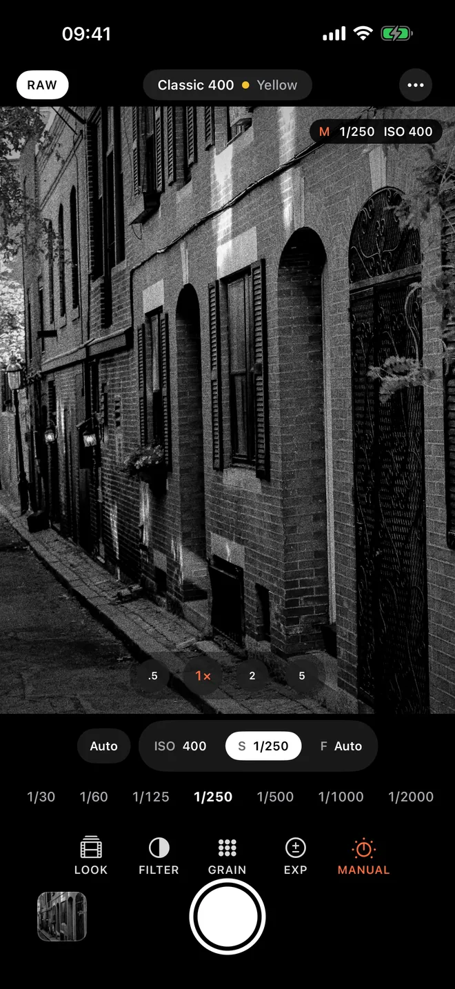 B&W Camera manual controls showing ISO 400 and a shutter speed of 1/250